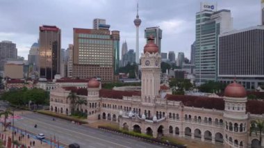 Dataran Merdeka 'nın insansız hava aracını getirin, Royal Selangor Kulübü. Kuala lumpurs modern gökyüzüne karşı ikonik Sultan Abdul samad binasının görüntüsünü yükseltti.
