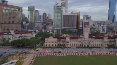 Dataran Merdeka 'nın panorama yörünge dronu, Royal Selangor Kulübü Kuala lumpurs modern siluetine karşı ikonik Sultan Abdul Samad binasının görüntüsünü yükseltti.