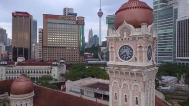 Dataran Merdeka Kraliyet Selangor Kulübü 'nün ters uçuşu. Kuala lumpurs modern gökyüzüne karşı ikonik Sultan Abdul samad binasının görüntüsünü yükseltti.