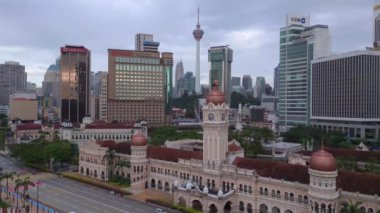 Dataran Merdeka 'nın İHA' sı, Royal Selangor Kulübü, Kuala lumpurs modern gökyüzüne karşı ikonik Sultan Abdul samad binasının görüntüsünü yükseltti.