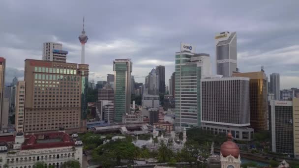 Zstępujący Dron Dataran Merdeka Royal Selangor Club Podwyższony Widok Kultowego — Wideo stockowe