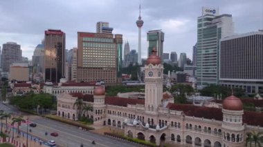 Dataran Merdeka Kraliyet Selangor Kulübü 'nün çok yakından geçen insansız hava aracı Kuala lumpurs modern siluetine karşı ikonik Sultan Abdul Samad binasının görüntüsünü yükseltti.