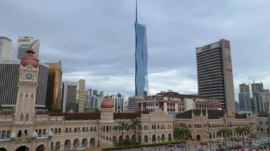 Dataran Merdeka 'nın yükselen insansız hava aracı, Royal Selangor Kulübü, Kuala lumpurs modern gökyüzüne karşı ikonik Sultan Abdul Samad binasının görüntüsünü yükseltti.