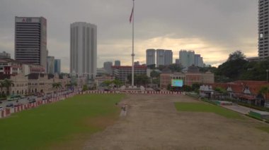Dataran Merdeka 'nın yükselen insansız hava aracı, Royal Selangor Kulübü, Kuala lumpurs modern gökyüzüne karşı ikonik Sultan Abdul Samad binasının görüntüsünü yükseltti.