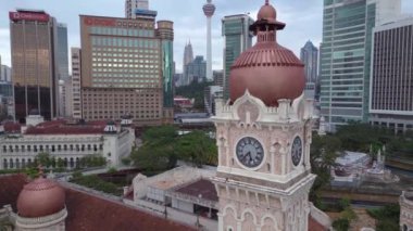 Dataran Merdeka Kraliyet Selangor Kulübü 'nün ters uçuşu. Kuala lumpurs modern gökyüzüne karşı ikonik Sultan Abdul samad binasının görüntüsünü yükseltti.