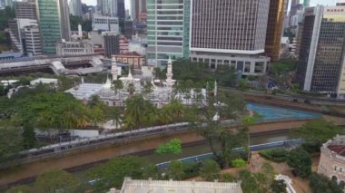 Dataran Merdeka Kraliyet Selangor Kulübü 'nün ters uçuşu. Kuala lumpurs modern gökyüzüne karşı ikonik Sultan Abdul samad binasının görüntüsünü yükseltti.