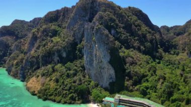 Mavi Deniz Kayalıkları, Kayalıklar, Dağlar, sahil dronu. Hız rampası Hiperlapse hızlandırılmış zaman aşımı Yüksek kalite 4K görüntü