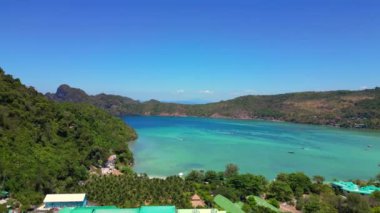Blue Sea Clicks Island dağları plaj manzaralı insansız hava aracı. Yüksek kalite 4k görüntü