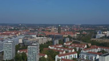 Şehir manzarasındaki Dresden tren istasyonu. Panorama insansız hava aracı. İHA, açık bir günde şehir binaları arasında genişleyen bir tren istasyonunu çekerken vuruldu.