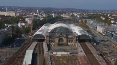 Şehir manzarasındaki Dresden tren istasyonu. İHA iniyor. İHA, açık bir günde şehir binaları arasında genişleyen bir tren istasyonunu çekerken vuruldu.
