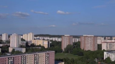 Berlin 'de apartman blokları olan bir manzara. Hız rampası Hiperlapse hareket hızı zaman aşımı modern yüksek binalar ve ağaçlarla dolu bir yerleşim bölgesinin havadan görüntüsü