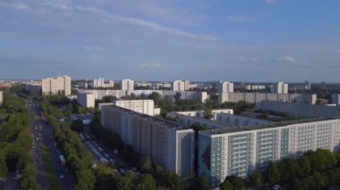 Berlin 'de apartman blokları olan bir manzara. Hız rampası Hiperlapse hareket hızı zaman aşımı modern yüksek binalar ve ağaçlarla dolu bir yerleşim bölgesinin havadan görüntüsü