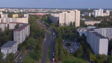 Berlin 'de apartman blokları olan bir manzara. Modern yüksek binalar ve ağaçlardan oluşan yerleşim alanının insansız hava aracı görüntüsü yükseliyor.