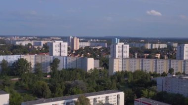Berlin 'de apartman blokları olan bir manzara. İHA 'nın tersine uç. Modern yüksek binalar ve ağaçlarla dolu bir yerleşim bölgesinin havadan görüntüsü.