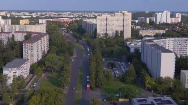 Berlin 'de apartman blokları olan bir manzara. İHA uçağının üzerinde modern yüksek binalar ve ağaçlarla dolu bir yerleşim bölgesinin havadan görüntüsü