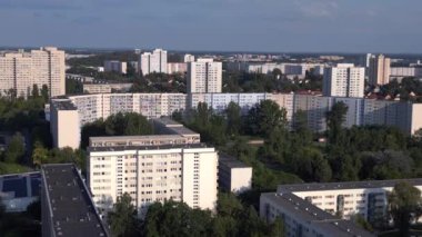 Berlin 'de apartman blokları olan bir manzara. Panorama insansız hava aracı. Modern yüksek binalar ve ağaçlarla dolu bir yerleşim bölgesinin havadan görüntüsü.
