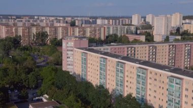 Berlin 'de apartman blokları olan bir manzara. durağan tripodlar havada süzülüyor modern yüksek binalar ve ağaçlarla dolu bir yerleşim bölgesinin havadan görüntüsü