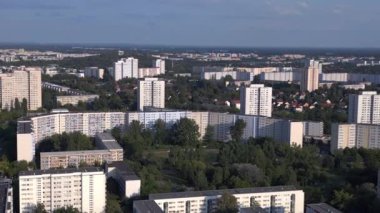 Berlin 'de apartman blokları olan bir manzara. İHA uçağının üzerinde modern yüksek binalar ve ağaçlarla dolu bir yerleşim bölgesinin havadan görüntüsü