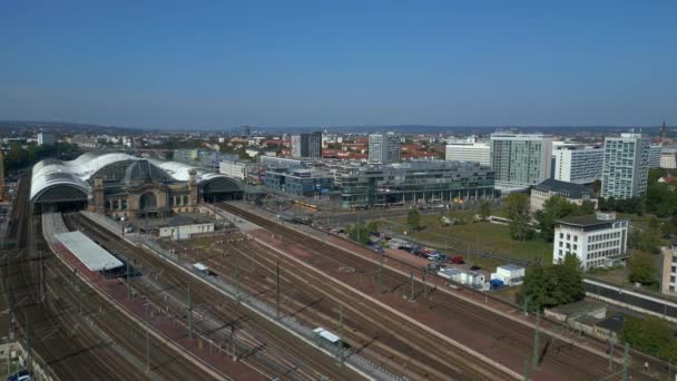 Вокзал Городском Ландшафте Летающий Дрон Снимок Беспилотника Запечатлевший Протянувшуюся Железнодорожную — стоковое видео