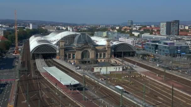 Дрезден Залізнична Станція Міському Ландшафті Широкий Орбітальний Огляд Безпілотника Дрон — стокове відео