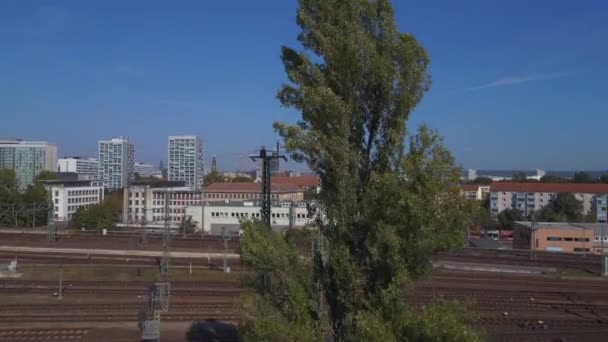 都市景観のドレスデン駅 アセンデッドドローン ドローンは明確な日に街の建物の間に広大な駅を撮影しました — ストック動画