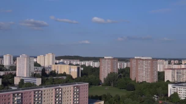 アパートブロック付きのベルリンの都市風景 スピードランプ ハイパーラプスモーションラプス 現代の高層ビルや木の列を持つ住宅エリアの空中ビュー — ストック動画