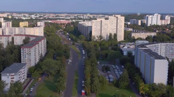 アパートブロック付きのベルリンの都市風景 近代的な高層ビルや木々が並ぶ住宅街のドローン エアリアルビュー — ストック動画