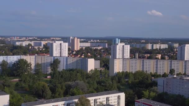 アパートブロック付きのベルリンの都市風景 近代的な高層ビルや木の列を持つ住宅地のエアリアルビューを飛ぶ — ストック動画
