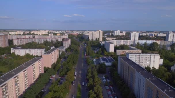 アパートブロック付きのベルリンの都市風景 近代的な高層ビルや木の列を持つ住宅地のエアリアルビューを飛ぶ — ストック動画