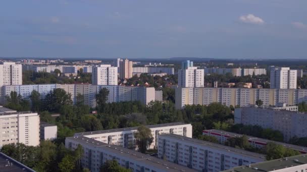 アパートブロック付きのベルリンの都市風景 近代的な高層ビルや木の列を持つ住宅地のフライドローン空中ビュー — ストック動画