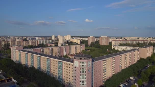 Berliński Krajobraz Miejski Blokami Mieszkalnymi Przelot Nad Dronem Widok Lotu — Wideo stockowe