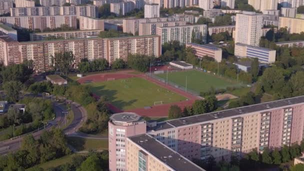 Městský Sportovní Areál Obytná Čtvrť Drone Shora Dolů Nad Výhledem — Stock video