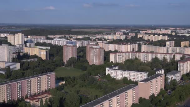 柏林城市景观与公寓街区 从空中俯瞰有一排现代高层建筑和树木的住宅区 — 图库视频影像