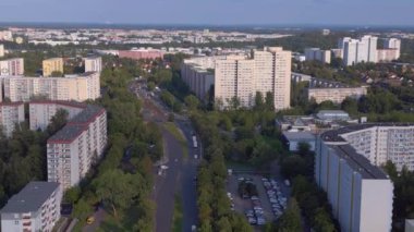 Berlin 'de apartman blokları olan bir manzara. İHA 'lar, modern yüksek binalar ve ağaçlardan oluşan yerleşim alanının havadan görüntüsünü indiriyor.