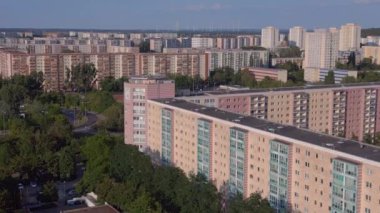 Berlin 'de apartman blokları olan bir manzara. Panorama insansız hava aracı. Modern yüksek binalar ve ağaçlarla dolu bir yerleşim bölgesinin havadan görüntüsü.