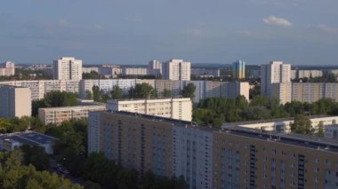 Berlin 'de apartman blokları olan bir manzara. Panorama insansız hava aracı. Modern yüksek binalar ve ağaçlarla dolu bir yerleşim bölgesinin havadan görüntüsü.