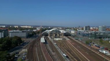 Şehir manzarasındaki Dresden tren istasyonu. Panorama insansız hava aracı. İHA, açık bir günde şehir binaları arasında genişleyen bir tren istasyonunu çekerken vuruldu.