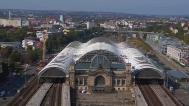 Şehir manzarasındaki Dresden tren istasyonu. Üstten kumandalı hava aracı. İHA, açık bir günde şehir binaları arasında genişleyen bir tren istasyonunu çekerken vuruldu.