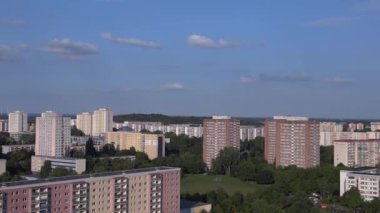 Berlin 'de apartman blokları olan bir manzara. İHA 'nın tersine uç. Modern yüksek binalar ve ağaçlarla dolu bir yerleşim bölgesinin havadan görüntüsü.