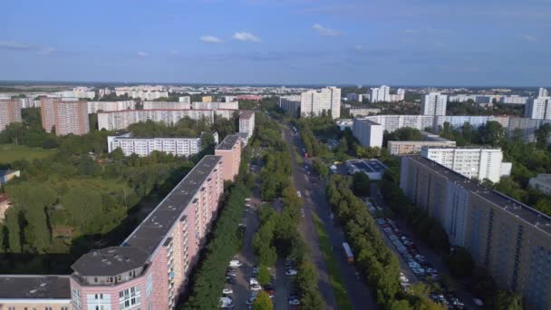 アパートブロック付きのベルリンの都市風景 近代的な高層ビルや木々が並ぶ住宅街のドローンエアリアルビュー — ストック動画