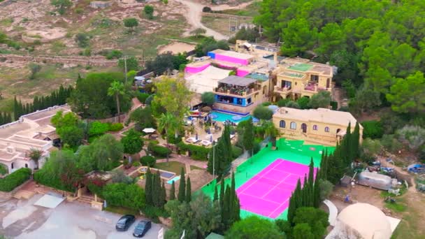 Dolly Esquerda Drone Tiro Casas Rurais Vibrantes Meio Vegetação Exuberante — Vídeo de Stock