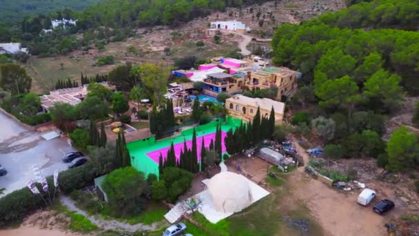 Plano Dron Órbita Panorámica Vibrantes Casas Rurales Medio Una Exuberante — Vídeos de Stock
