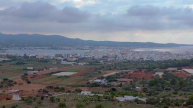 Kırsal alan, kıyı kenti ve tarım arazisi. Panorama insansız hava aracı. Sahildeki kentsel-kırsal geçişi gösteren yüksek manzara görüntüsü