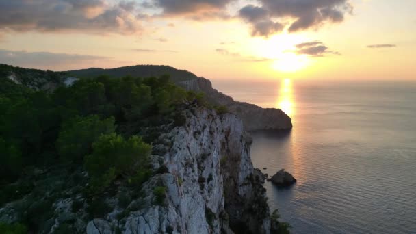 Панорамний Вид Захід Сонця Горизонті Видом Скелясту Морську Скелю Спокійний — стокове відео