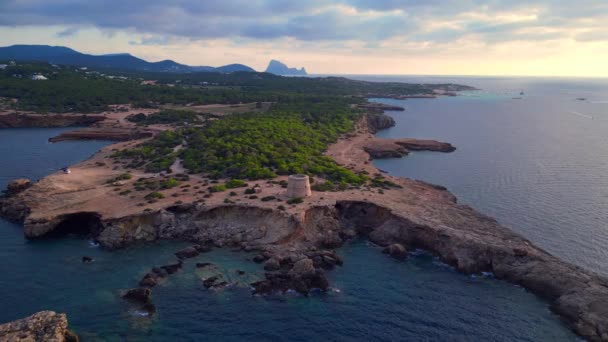 静かな三脚ホバリングドローンの静かな地中海の海岸線は 歴史的なタワーをフィーチャー — ストック動画