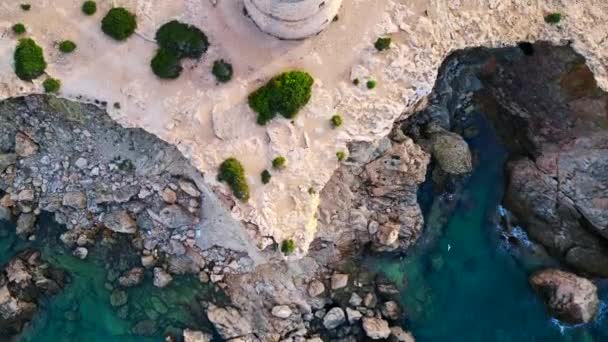 Drone Shot Materiaalia Ylhäältä Rauhallinen Välimeren Rannikolla Auringonlaskun Aikaan Jossa — kuvapankkivideo