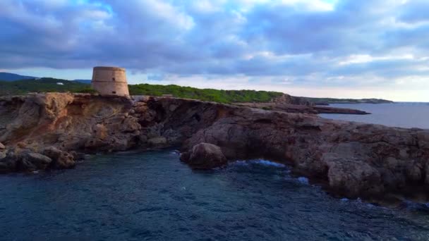 在日落时上升的无人驾驶飞机宁静的地中海海岸线 有一座历史性的塔楼 — 图库视频影像