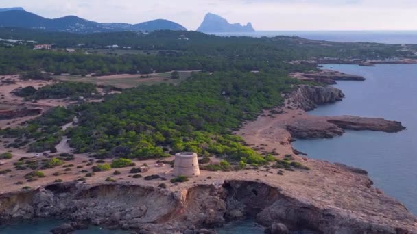 Panoramaübersicht Drohne Ruhige Mittelmeerküste Bei Sonnenuntergang Mit Einem Historischen Turm Stock-Filmmaterial