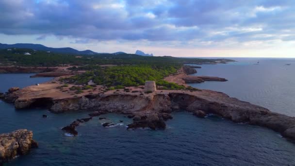 Drone Ascendente Costa Mediterranea Tranquilla Tramonto Con Una Torre Storica — Video Stock