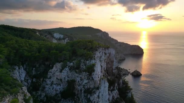 ドローンは 地平線上の夕日のパノラマビューの映像を撮影し 岩の崖と静かな海を見下ろしました 高品質の4K映像 ストック映像